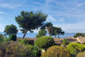 Spacious house with pool close to the sea